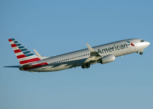 Boeing 737-800 (N819NN)