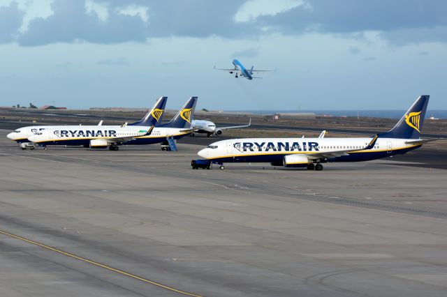 Boeing 737-800 (EI-EKA)