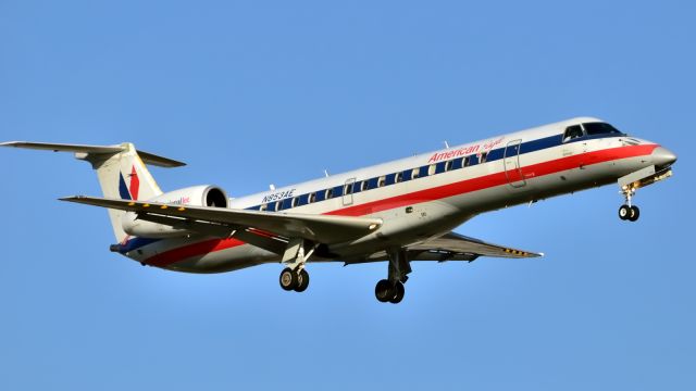 Embraer ERJ-145 (N853AE)