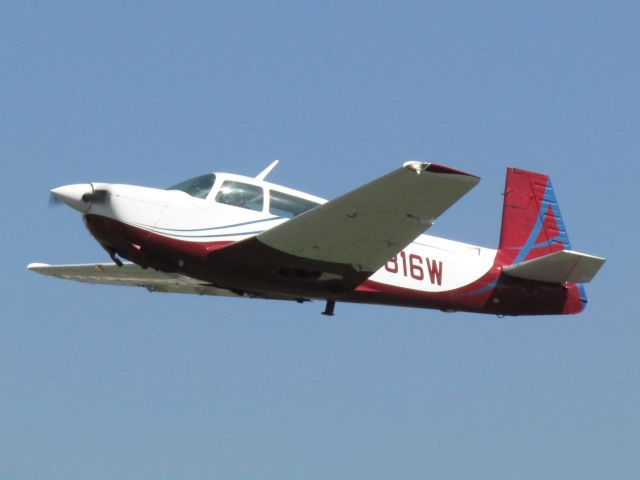 Mooney M-20 (N5816W) - Taking off RWY 26L