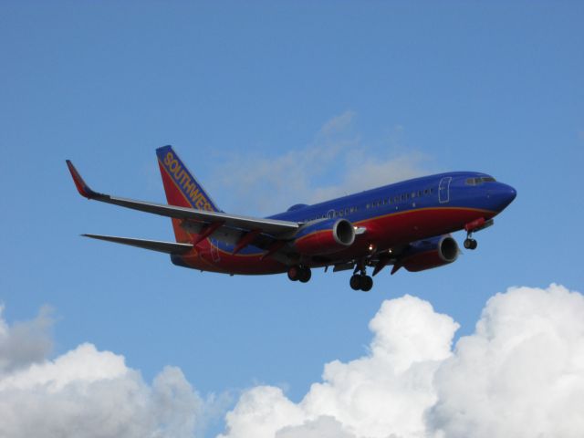Boeing 737-700 (N7720F) - Landing on RWY 20R