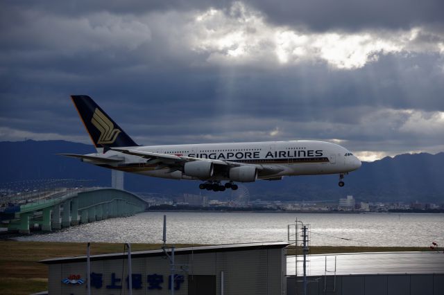 Airbus A380-800 (9V-SKG) - SQ618 KIX Final approach