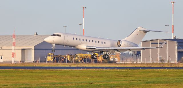 OE-INL — - landing on the runway 15