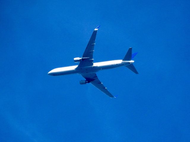 BOEING 767-300 (N665UA)