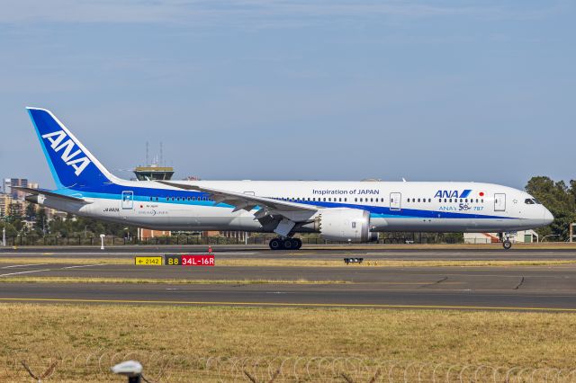 Boeing 787-9 Dreamliner (JA882A) - All Nippon Airways (JA882A) Boeing 787-9 Dreamliner taxiing at Sydney Airport.