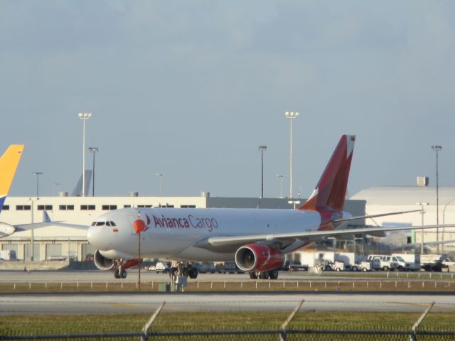 Airbus A330-200 (N334QT)