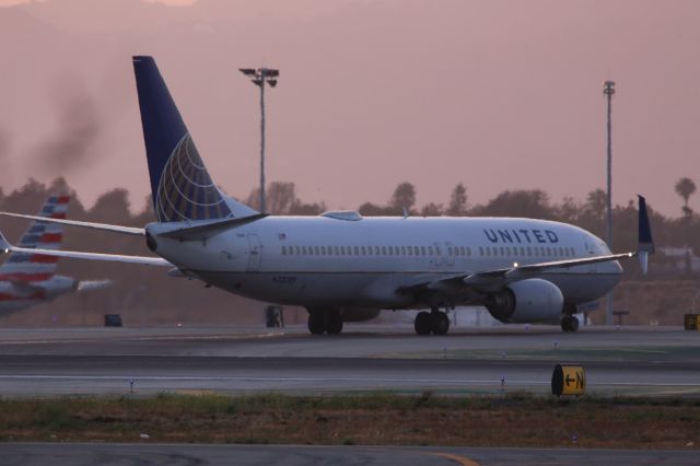 Boeing 737-800 (N33289)
