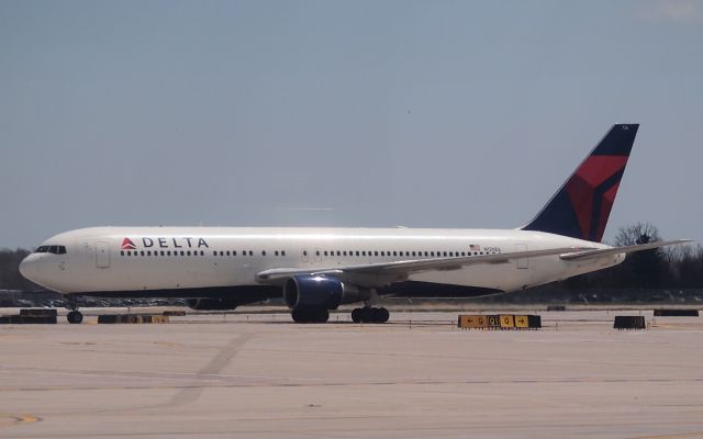 BOEING 767-300 (N126DL)