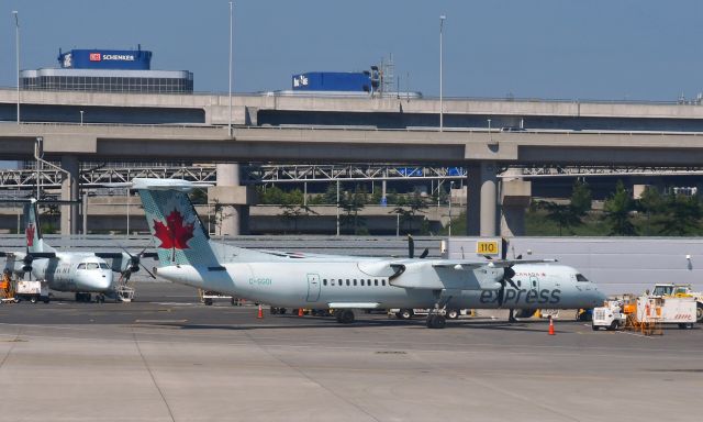 de Havilland Dash 8-400 (C-GGOI) - Air Canada Express De Havilland Canada DHC-8-402Q Dash 8 C-GGOI in Toronto 