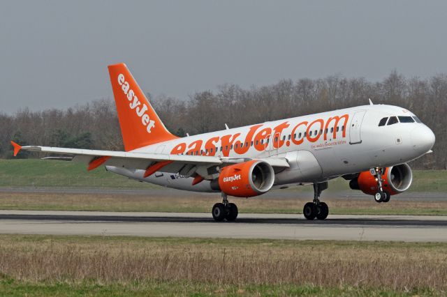 Airbus A319 (G-EZEF)