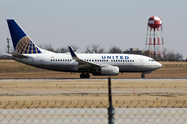 Boeing 737-700 (N17753) - Spotted From RWY 19L