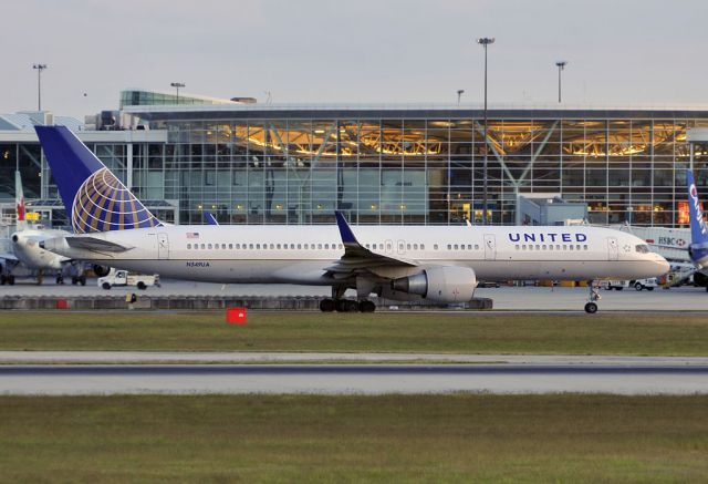 Boeing 757-200 (N549UA)