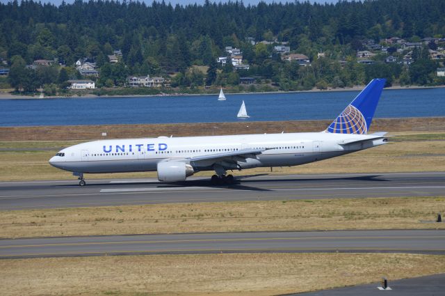 Boeing 777-200 (N223UA) - UAL2572 arriving on 28R from El Paso (KELP/ELP) on a military charter bringing home a group Oregon National Guard members after a year-long deployment overseas.