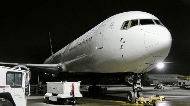 BOEING 767-400 (N833MH) - Bengals Charter! GO BENGALS!!