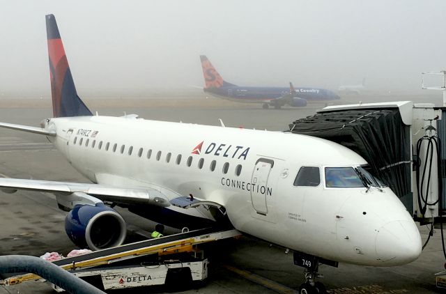 Embraer 170/175 (N749CZ)