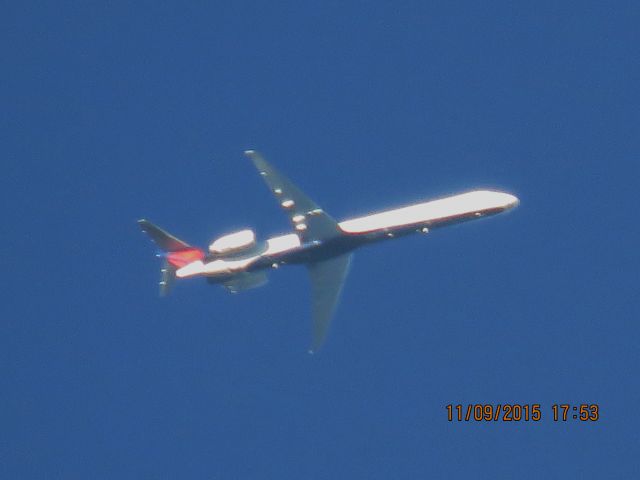 McDonnell Douglas MD-90 (N960DN)