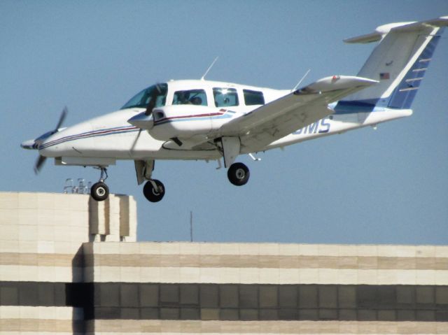 Beechcraft Duchess (N516MS) - Landing RWY 30