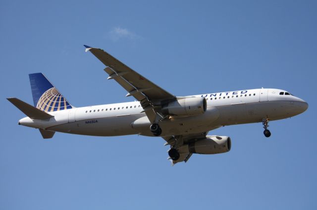 Airbus A320 (N465UA) - "NEW" United A320 on final for 6L in CLE