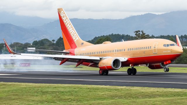 Boeing 737-700 (N711HK)