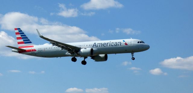 Airbus A321neo (N449AN) - On short final is this 1998 American Airlines Airbus 321-253NX in the Spring of 2023.