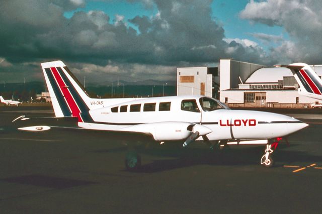 Cessna 402 (VH-OAS) - LLOYD AVIATION - CESSNA 402C - REG : VH-OAS ( CN 0326) - ADELAIDE INTERNATIONAL AIRPORT SA. AUSTRALIA - YPAD 22/6/1989