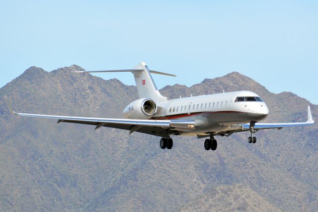 Bombardier Global Express (HB-JII) - Arriving from LFPB.