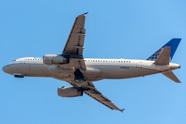 Airbus A320 (N490UA)