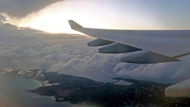 Airbus A330-300 (F-OFDF) - Dans lavion au décollage.Au dessus de lîle dAnguilla.