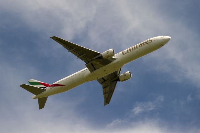 Airbus A340-300 (A6-EMU) - Boeing 777-31H