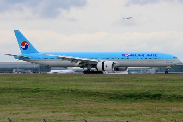 Airbus A330-300 (HL8208)