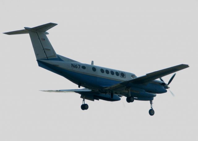 Beechcraft Super King Air 300 (N67N67) - Landing on 14 at Downtown Shreveport.