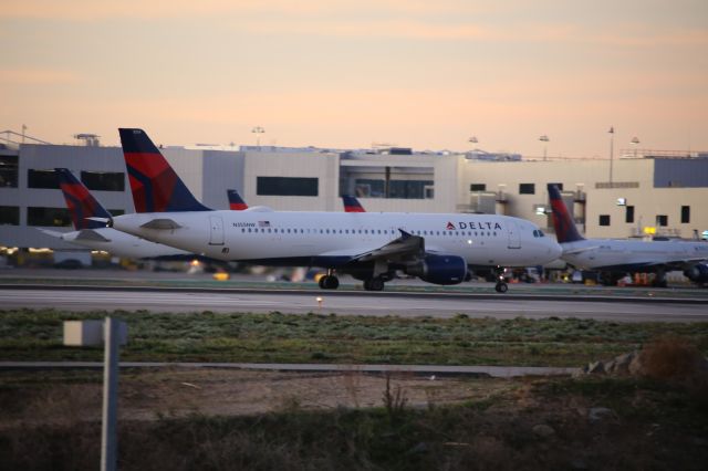 Airbus A320 (N355NW)