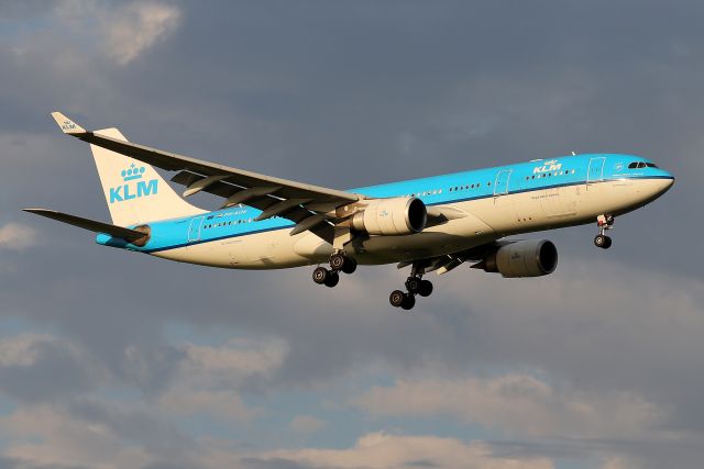 Airbus A330-300 (PH-AOE) - KLM 617 from Amsterdam inbound to 22L