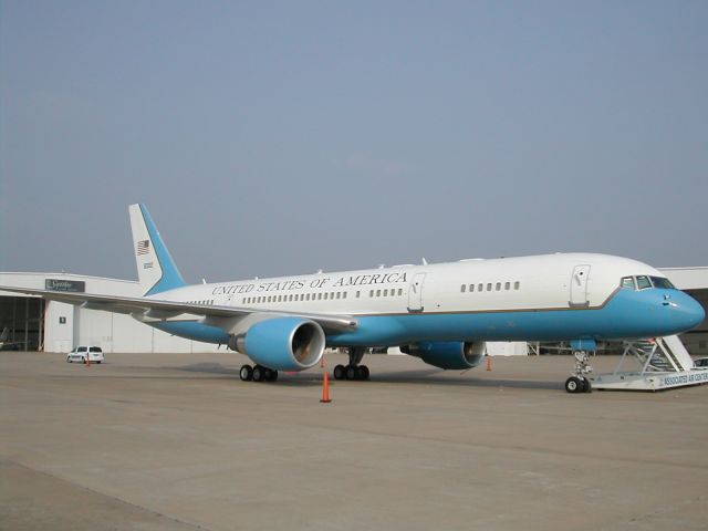 Boeing 757-200 (N80002)