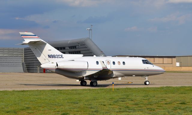 Hawker 800 (N982CE) - Raytheon Hawker 900XP N982CE in Oakland County Airport