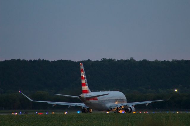 Embraer 175 (N222NS)