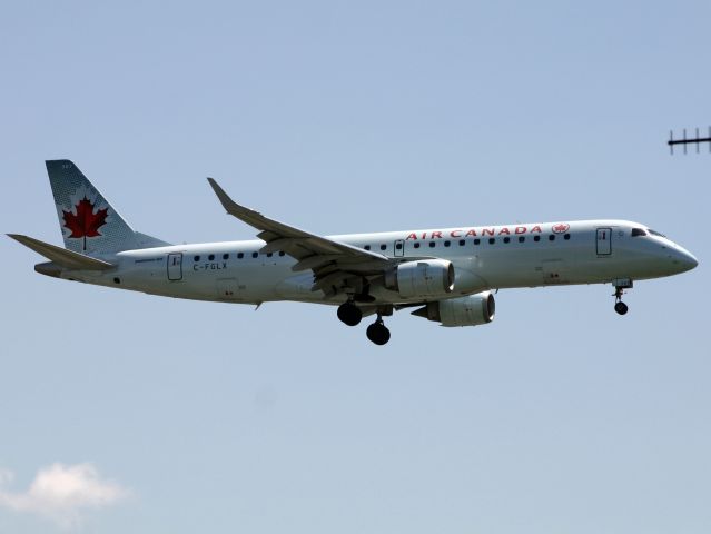 Embraer ERJ-190 (C-FGLX)