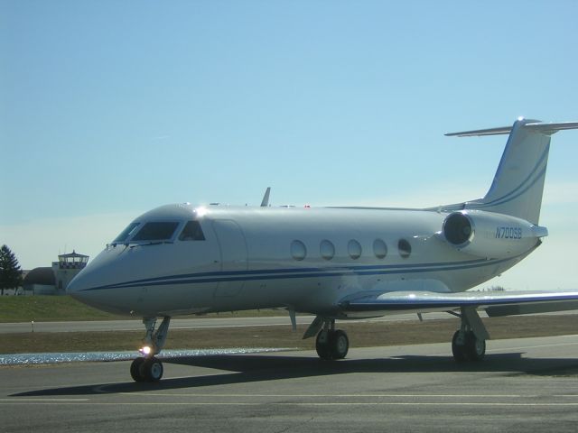 Beechcraft King Air 90 (N700SB) - heading for the Runway to head off to MYNN bahamas for the kids Spring Break...two loaded families onboard