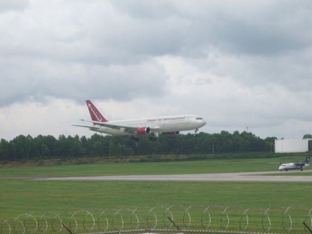 BOEING 767-300 (N342AX)