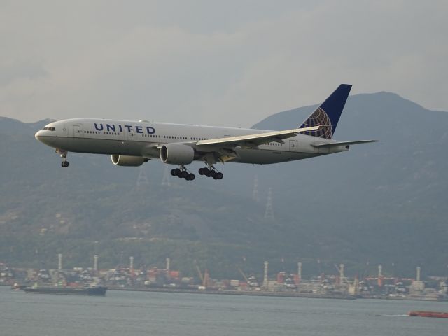 BOEING 777-200LR (N220UA)