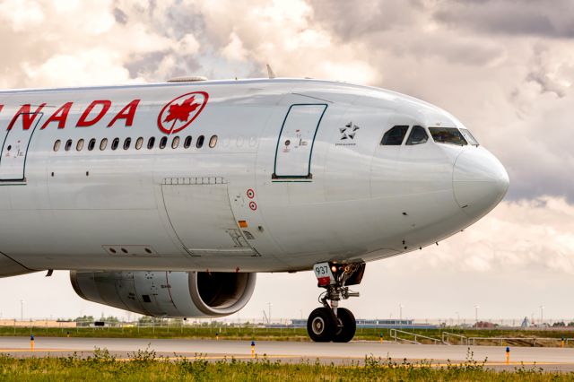 Airbus A330-300 (C-GHKX)