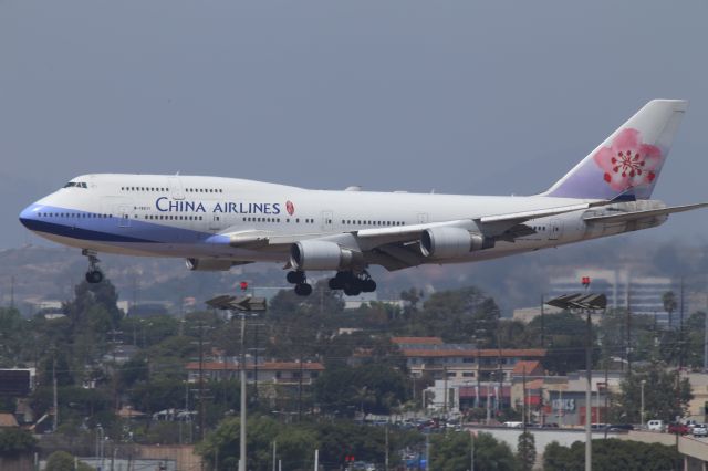 Boeing 747-400 (B-18211)