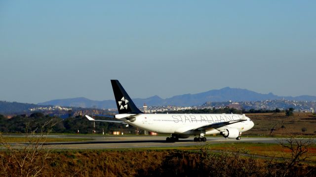 Airbus A330-200 (CS-TOH)