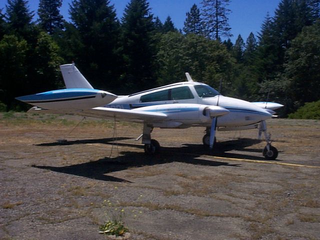 Cessna 310 (N7002L)