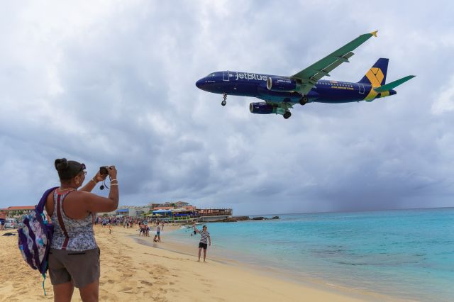 Airbus A320 (N775JB)