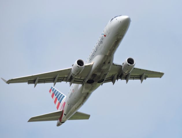 Embraer ERJ 175 (N112HQ) - Just after take off, summer 2019.