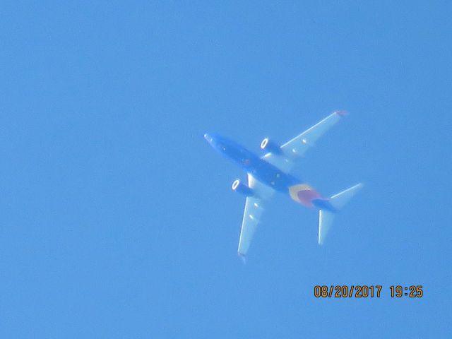 Boeing 737-800 (N7858A)