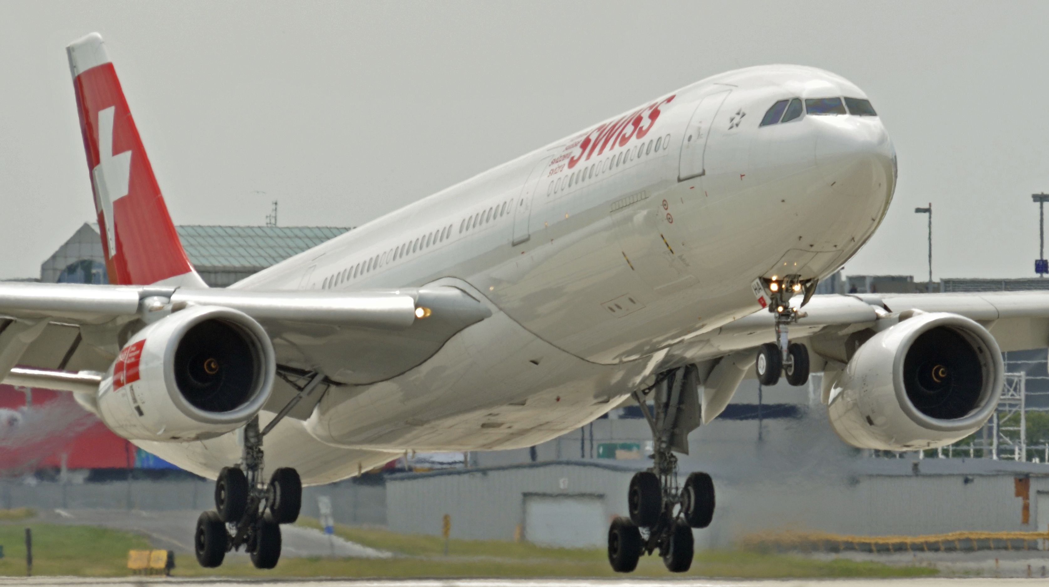 Airbus A330-300 (HB-JHF)