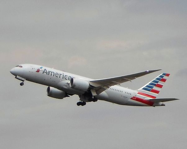 Boeing 787-8 (N813AN) - Primer vuelo de American Airlines con el Boeing 787-8 Dreamliner, en la ruta Medellín-Miami