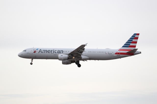 Airbus A321 (N181UW)
